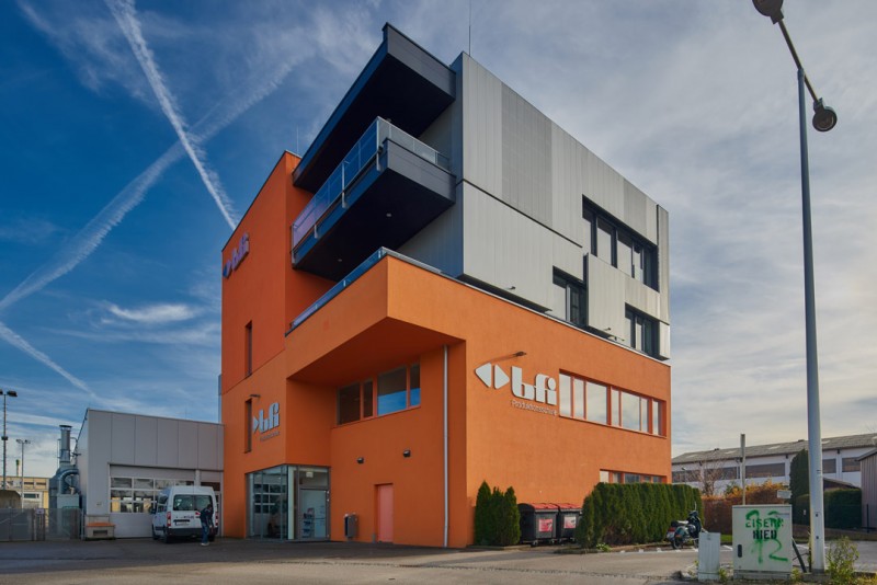 BFI Ried orange-graues Firmengebäude von außen