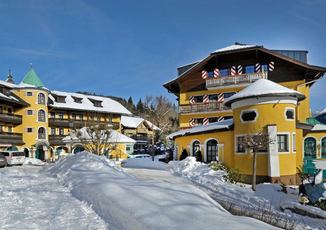 Hotel Pichlmayrgut Schladming Gebaeudeaufnahme von der Seite im Winter